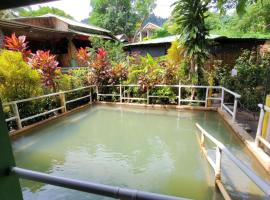 Tia's Bamboo Cottages Restaurant, Bar & Sulphur Spa，位于罗索的酒店