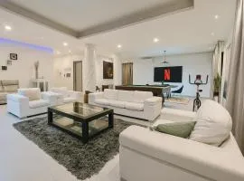 Luxury 3BR Apt Near Ngor Beach Balcony & Wi-Fi