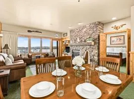 Amazing Superior Lake View Condo and Heated Pools
