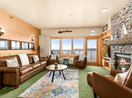 Amazing Lake View King Suite, Kitchen & Pools，位于图哈伯斯的酒店