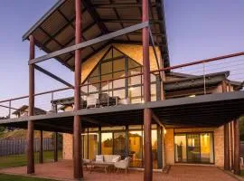 Bondys Beach House - Panoramic Beachside Living