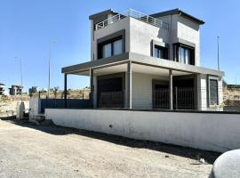 New villa in Karaburun Mordoğan Km2，位于卡拉布伦的酒店