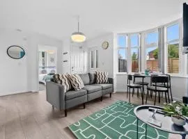 Modern 4BR, Sleeps 8, 3 bath, free parking, perfect for Contractors and long stays