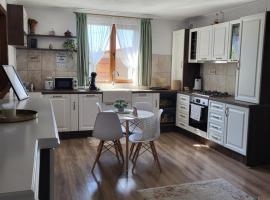 Casa La Balauri，位于德罗贝塔-塞维林堡的带泳池的酒店