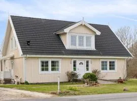 Spacious Villa In The Countryside Near The Beach