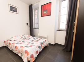 Studio Très Calme Tout Equipé au Centre du Village # MINIMUM 2 NUITS，位于Rieumes的酒店