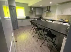 15 on Hill Crescent, 6 en-suite bedrooms, Sleeps 12