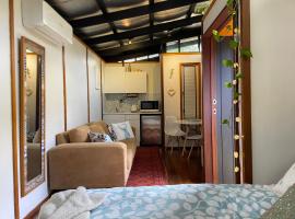 Sleepy Hollow adorable peaceful guesthouse.，位于格纳拉巴普的酒店