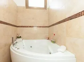 Bright Villa with Balcony and Jacuzzi, Milan Area