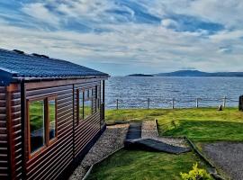 MacKenzies Bothy - SeaFront Cabin，位于布罗德福德的酒店