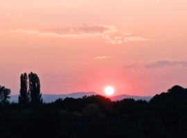 Apartmany BlueWave Riverside Piešťany，位于Banka的酒店