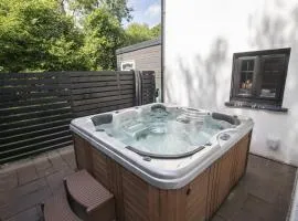 Tranquil Cottage with Hot Tub