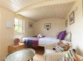 Tranquil Riverside Shepherds Hut in Tewkesbury