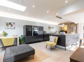 Cotswold Hillside Retreat with Stunning Views，位于内尔斯沃思的酒店