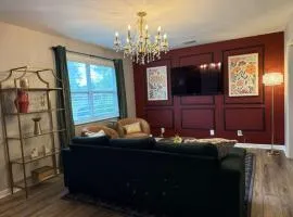 Gilded Magnolia Hideout, Sleeps8, Hot Tub, pet friendly