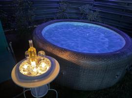 Luxury Villa Residence Corbeanca，位于Corbeanca的酒店