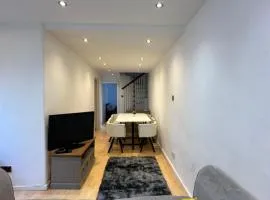Unique 3 Bed Flat and Cinema Room
