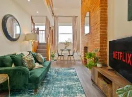 Unique Rooftop Retreat - City View - Sleeps 4