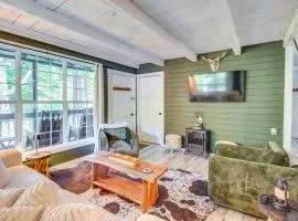 Deck and Grill Cozy Cottage in Talking Rock!