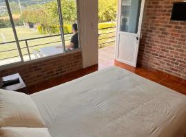 Hotel Para&iacute;so Moniquira，位于莫尼基拉的带停车场的酒店