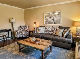 Riverfront Gem，位于汤森德的酒店