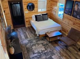 Glendive Tiny Modern Cabin 1 Mile from Makoshika Park，位于格伦代夫的酒店