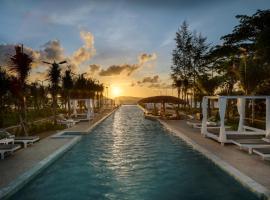Royal Beach Resort and Residence by EHM，位于Phumĭ Ka&ocirc;h &Acirc;ndong Sd&eacute;ch (2)的带停车场的酒店