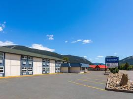 Travelodge by Wyndham Blairmore，位于Blairmore的带停车场的酒店
