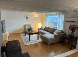 Sauda 4 bedrooms near skiing with view of fjord，位于Sauda的酒店