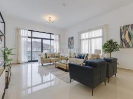 Coastal Escape with Private Pool, Breathtaking Sea And Mountain Views, Near Al Aqah Beach - Al Dana Island, Fujairah by Deluxe Holiday Homes，位于富查伊拉的带泳池的酒店