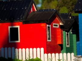 KUMA KUMI VILLAGE - Colorful Cabins in Maribaya, Lembang，位于Patrol的木屋