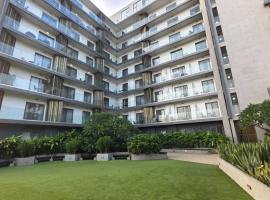 Sky View Condo at Lennox，位于Trofwi的带停车场的酒店