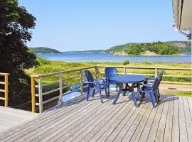 4 person holiday home in HENÅN-By Traum，位于Henån的酒店