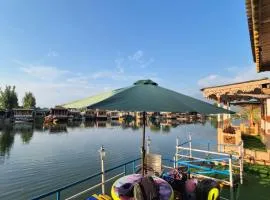 Houseboat Young Life