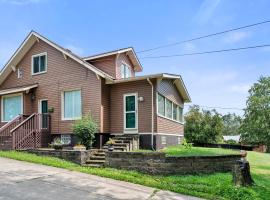 Cheerful 4BR Chalet with Seasonal Pool, Hot Tub，位于New Kensington的酒店