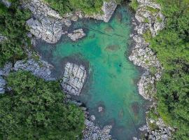 Hostel & Camping Rilindja，位于瓦勒博内的酒店