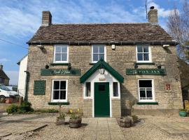 The Fox Inn，位于Hawkesbury的酒店