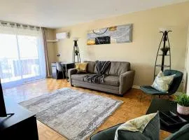 Bright 2 BR pet friendly, KING bed, WiFi,2 parking