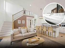 3-story home for 12 Near Ark with Hot Tub & Parking!