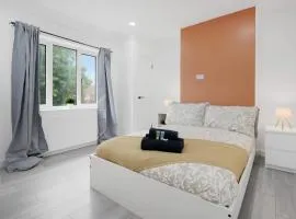 3Bed House-Free Parking