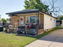 Large Private Yard Home 14 Mi to Niagara Falls!，位于托纳万达的酒店