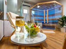 Foric Apartments With Outdoor Heated Pool，位于拉布的带泳池的酒店