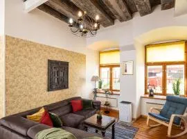 15th Century Flat with Parking, High Ceilings
