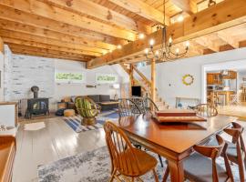 Gorgeous Home 1 mile to Beach and near Cape Cod Bikepath，位于丹尼斯的酒店