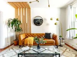 Downtown Columbus & Short North 2BR Home - Sleeps up to 10 Guests - By Convention Center & Nationwide Arena - Free Parking - Over 5,800 Five Star Stays - Casita Verde by Jungle House