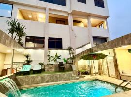 洛斯阿尔加鲁博斯旅舍，位于巴克里索莫雷诺港的酒店