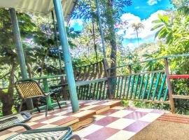 Green porticos villas munnar 2 bedroom private cottage，位于Anachal的酒店