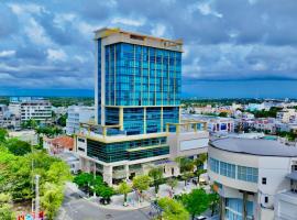 Cosmo Stars Hotel Bạc Li&ecirc;u，位于Bạc Li&ecirc;u的带泳池的酒店