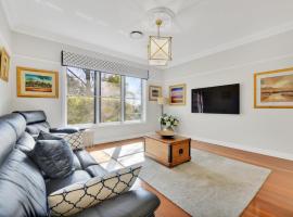 Expansive Cotswold Hills Retreat with Garden BBQ，位于Charlton的酒店