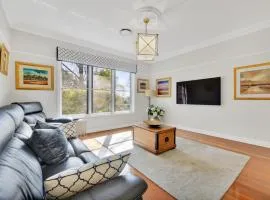 Expansive Cotswold Hills Retreat with Garden BBQ